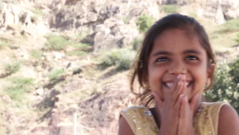 Porträt-eines-indischen-Mädchen-Angst-uund-für-ihr-Gesicht-mit-ihren-Händen-mit-fehlenden-Zähnen