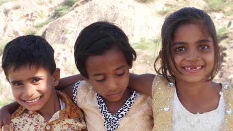 Porträt-der-indischen-Kinder-Freunde-Geschwister-umarmen,-lachen,-spielen-und-Spaß