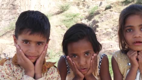 Retrato-de-niños-de-la-India-feliz-y-emocionado,-jugando-y-haciendo-feliz-en-Arenal-en-estado-de-Rajasthán-de-la-India