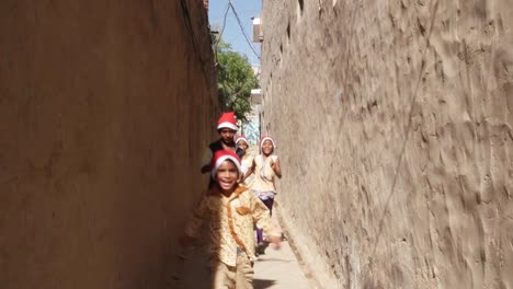 Niños-con-sombreros-de-Santa-corriendo-hacia-la-cámara