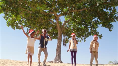 Niños-saltando-de-alegría-y-baile-para-vacaciones-Navidad-WS