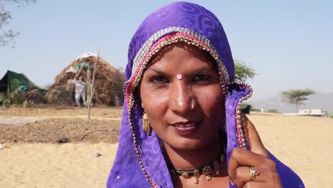 Enge-Porträt-einer-Rajasthani-indische-Frau-vor-ihrer-Hütte-in-der-Wüste