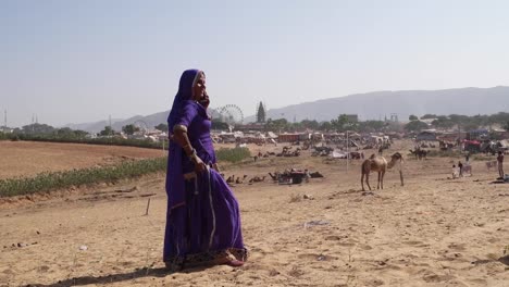 Gran-tiro-de-una-mujer-en-su-teléfono-móvil-en-Pushkar-se-dirige-hacia-la-cámara