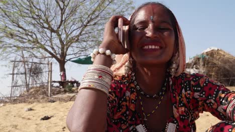 Mujer-rural-tímida,-sociable-y-riendo-en-el-uso-de-un-teléfono-por-primera-vez