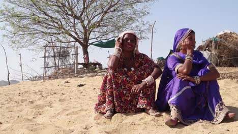 Amigas-de-Rajasthani-en-el-desierto-hablando-por-el-teléfono-móvil