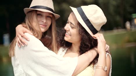 Chicas-hermosa-mestiza-joven-disfrutando-de-vacaciones-junto-a-un-lago.