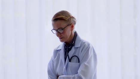 Senior-female-doctor-smiling-happily-listening-in-the-medical-room.