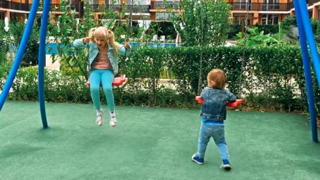 Fröhlicher-junge-Spaß-im-Freizeitpark-für-Kinder