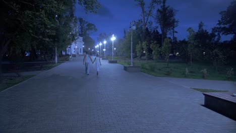 Fashionable-pair-of-elegant-people-at-night-city-street