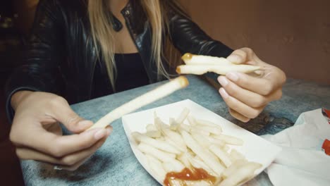 Porträt-von-Mädchen-Spaß-lustige-Grimassen-beim-Essen-Pommes-Frites-mit-Essen-spielen