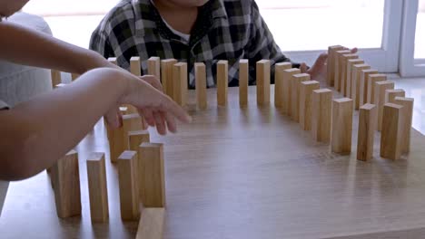 Asiatische-Kinder-junge-spielt-mit-Holzklötzen-Spiel-zu-Hause.