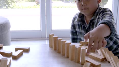 Asiatische-Kinder-junge-spielt-mit-Holzklötzen-Spiel-zu-Hause.