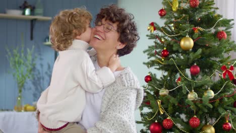 Mutter-und-junge-Posing-by-Weihnachtsbaum