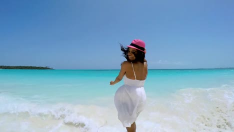 Selfie-African-American-mujer-en-la-playa-del-resort-de-vacaciones