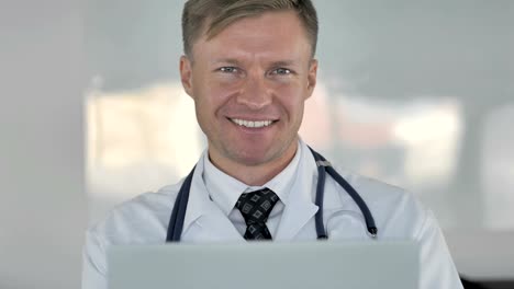 Smiling-Doctor-Blick-in-die-Kamera-in-Klinik