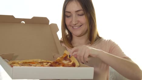 Glückliche-junge-Frau-mit-heiße-Pizza-auf-weißem-Hintergrund.