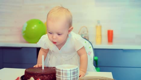 Das-Kind-bläst-die-Kerze-auf-dem-Kuchen