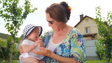 Großmutter-mit-Babymädchen.