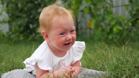 Babymädchen-Zeit-an-der-frischen-Luft-zu-verbringen.