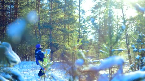 Papa-hält-das-Baby-in-den-Armen-und-es-wirft.-Beide-sind-glücklich.-Zu-Fuß-an-einem-Wintertag