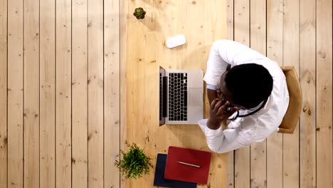 Hombre-africano-médico-trabajando-en-oficina