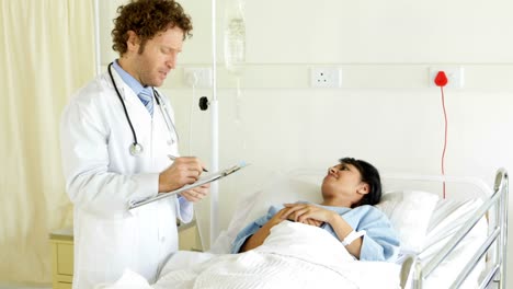 Doctor-talking-to-sick-patient-in-bed