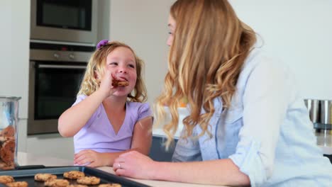 Kleines-Mädchen-mit-Milch-und-Kekse-mit-ihrer-Mutter