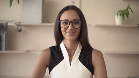 Retrato-joven-alegre-mujer-India-en-la-sala-de