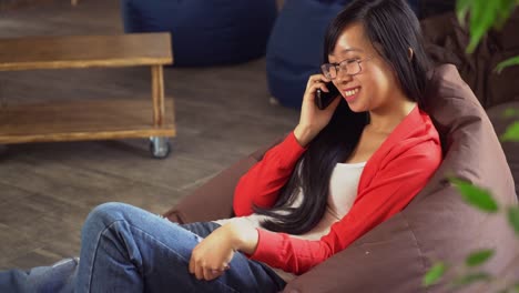 Mujer-hablando-con-amigo-en-el-celular