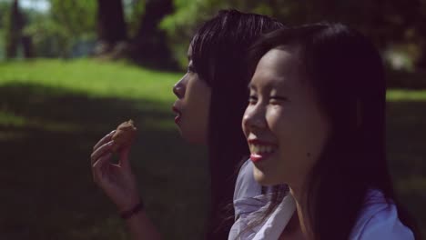 Women-eat-croissant-laughing-at-the-open-air