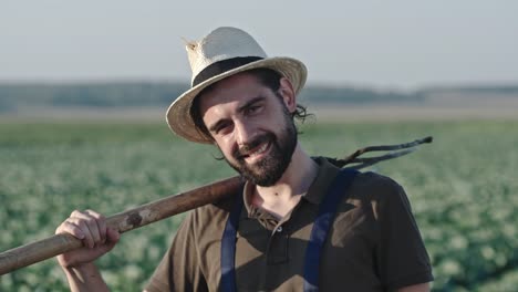 Retrato-de-sonriente-granjero-con-la-horca