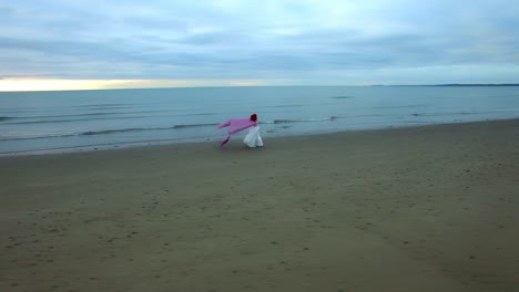 4-k-Schuss-eine-rothaarige-Braut-am-Strand