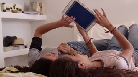 Adolescentes,-acostado-en-cama-toman-selfie-con-tablet-PC,-disparos-a-R3D