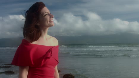 4k-Shot-of-a-Woman-posing-and-smiling-on-the-Beach