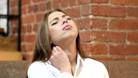 Joven-cansada-con-dolor-de-cuello,-retrato