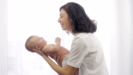 Joven-madre-sosteniendo-a-su-hijo-recién-nacido