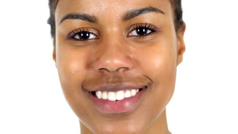 Lächelnd-Young-Black-Woman-Face,-weißer-Hintergrund