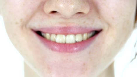 Close-Up-Portrait-of-Smiling-Girl-Lippen