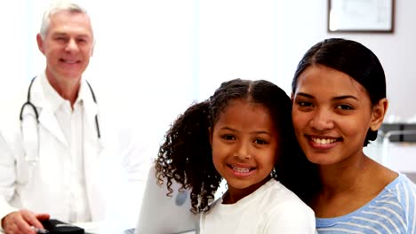 Portrait-of-smiling-doctor-and-patient