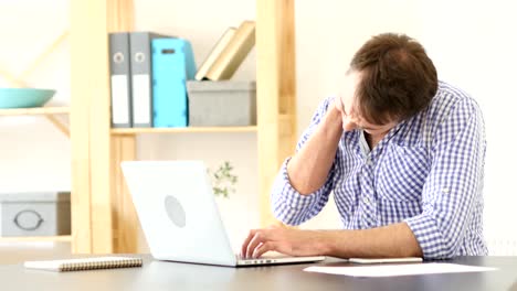 Müde-Menschen-arbeiten-am-Laptop