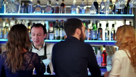 Grupo-de-amigos-relajantes-en-partido-en-el-bar,-hablando-con-el-camarero