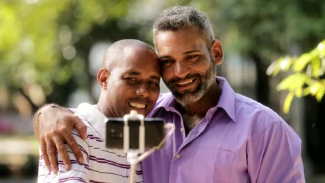 Auténtica-homosexualidad-Pareja-Gay-Homosexual-hombres-en-Selfie-con-Smartphone