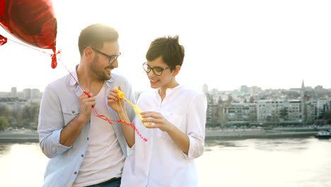 Paar-in-der-Liebe,-dating-und-lächelnd-im-freien