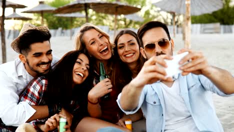 Glückliche-junge-Gruppe-von-Menschen,-die-Selfies-am-Strand