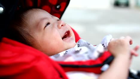 junge-Sitz-Kind-Lachen-glücklich-in-Kinderwagen-Kinderwagen