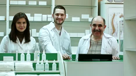 Retrato-de-un-equipo-farmacéutico-sonriendo-y-mirando-a-cámara