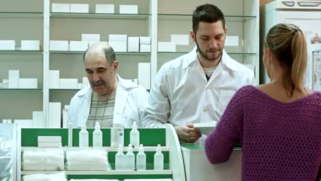 Técnico-farmacéutico-y-la-farmacia-profesional-en-farmacia