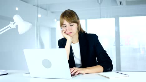 Joven-mujer-durmiendo-en-el-trabajo-con-dolor-de-cuello,-la-carga-de-trabajo