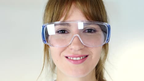 Close-Up-of-Reseach-Wissenschaftlerin,-Arzt-Schutzbrille-tragen
