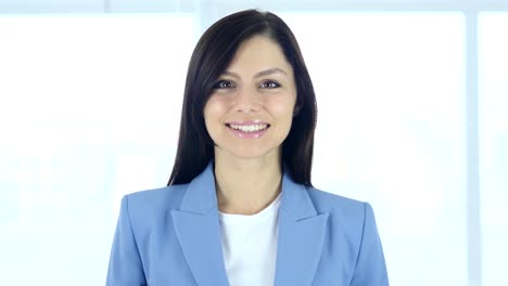 Portrait-of-Smiling-Young-Businesswoman